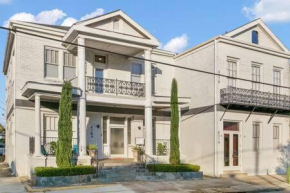 Timeless Elegance Historic NOLA Haven 2BD